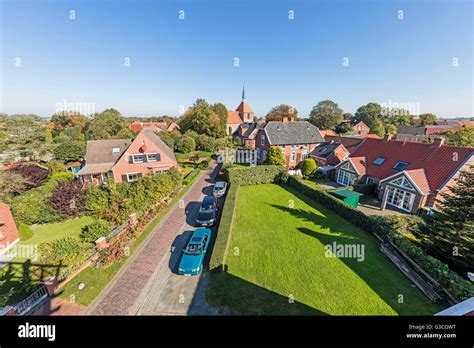 Blick von der Mühle Rysum zur Kirche, Rysum, "Krummhörn ...