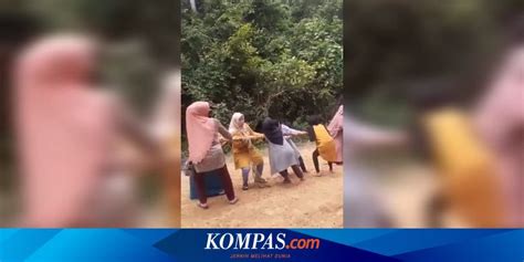 Viral Video Emak Emak Tarik Bus Di Jalanan Berlumpur Ini Penyebabnya