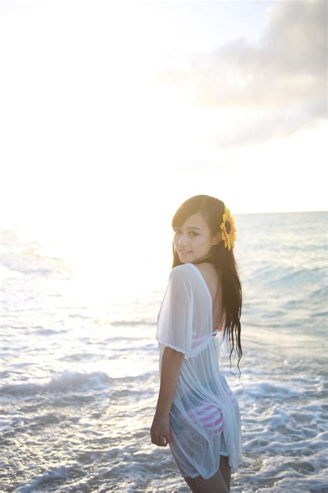 Người mẫu Bikini bãi biển khoe sắc với nắng chiều