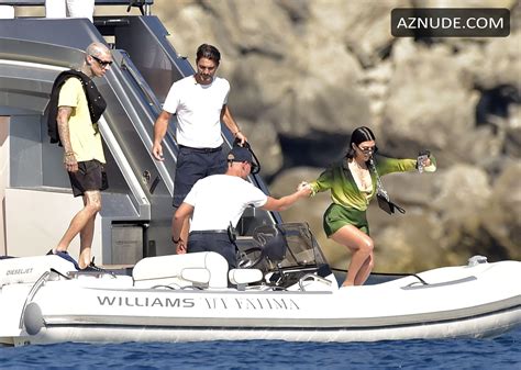 Kourtney Kardashian Sexy Flashes Her Pussy And Butt During Italian