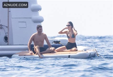 Kendall Jenner Sexy Chills Out In The Blazing Hot Sunshine In Nerano Aznude