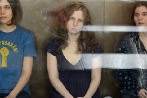 Pussy Riot ironiza governo russo por indicação a prêmio Exame