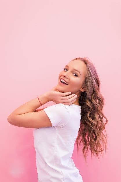 Femme Blonde Aux Beaux Cheveux Bouclés Souriant Isolé Sur Un Mur Rose Photo Gratuite