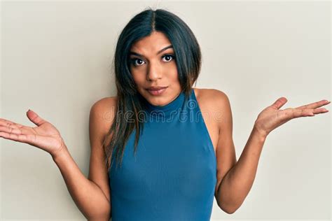 Joven Transexual Latina Transexual Con Ropa Casual Despistada Y Confundida Con Los Brazos