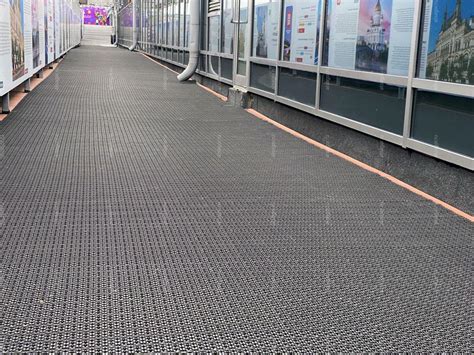 Установка модульного грязезащитного покрытия внутри здания