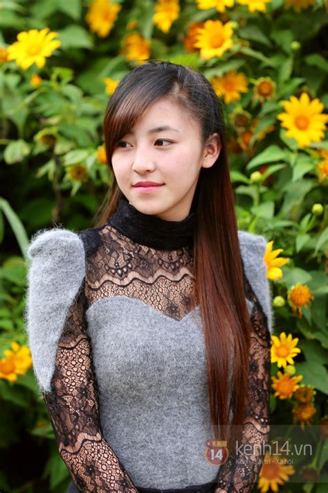 Hot girl bán bánh tráng trộn bất ngờ tái xuất trên báo Hàn