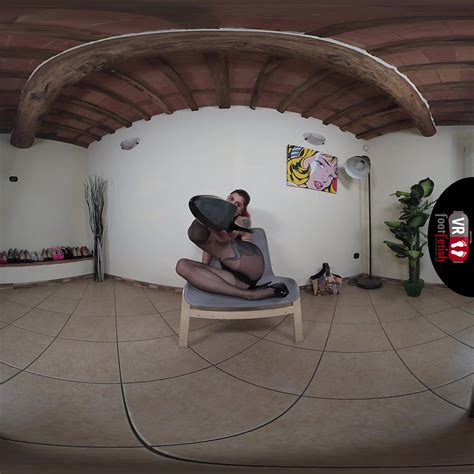 Smoking Hot Lauretta Flaunts Her Killer Body In Front Of The Camera Streaming Video On Demand