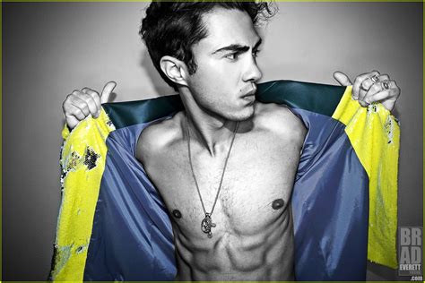 Never Have I Ever S Darren Barnet Shows Off His Abs In Hot New Photo