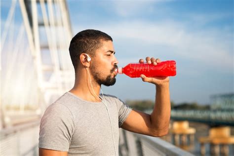 Спортсмен пьет воду на тренировке | Бесплатно Фото