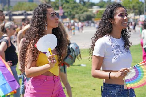 Desfile De Lesbianas Y Gays Lesbianas Caminando En El Desfile Del Orgullo Gay Imagen De Archivo
