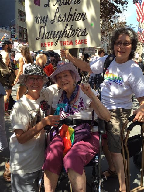 Mujer de 92 años marcha por el orgullo gay durante 30 años