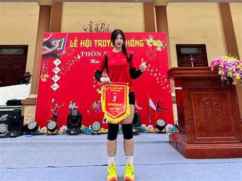 Hot girl đấu vật Việt Nam nhận mưa tiền thưởng một ngày tham gia 3 hội làng