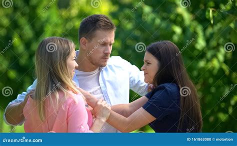 Brunette E Ragazze Bionde Che Lottano Per L Attenzione E L Amore Per L Uomo Le Relazioni