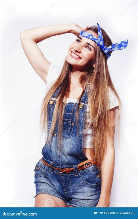 Jolie Jeune Fille Blonde Hippie Posant Frendly Contre La Femme De Sourire De Mur Blanc De Fond