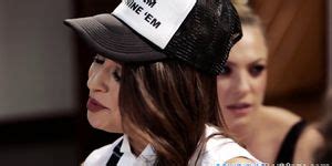 Squirting Babes Seducing Pussies In Les Orgy Porn Videos