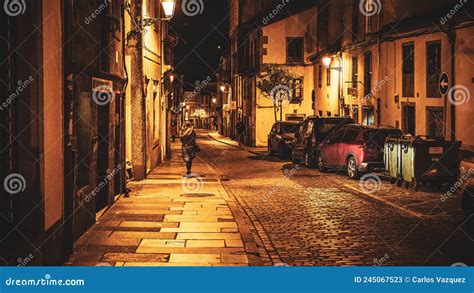 Calle Por La Noche Foto De Archivo Editorial Imagen De Estacionamiento