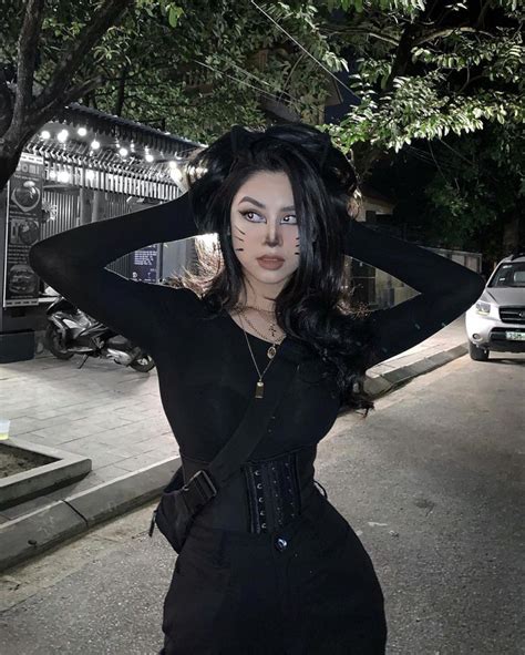 Đọ style của 2 hot girl tạp hóa đình đám Thúy Hằng rất xinh và bốc nhưng có đủ để lấn át