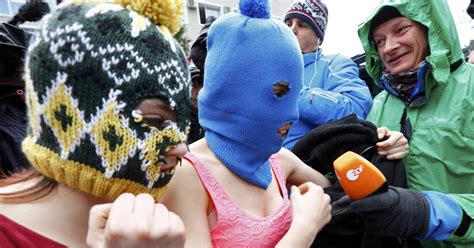 Pussy Riot Bandmates Sing Leaving Police Station
