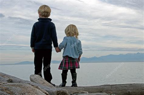 Брат и сестра на столе - 98 фото