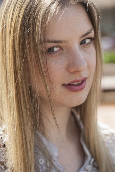 Blondine Mit Schönen Blauen Augen Stockfoto Bild Von überzeugt Jung