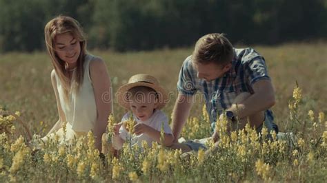 La Jeune Belle Mère Blonde Met Sa Chaleur Sur Son Fils Est Chef Banque De Vidéos Vidéo du