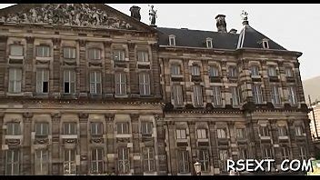 Puta de culo grande recibe dedos y follada duro por el coño afeitado XVIDEOS