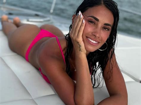 Antonela Roccuzzo Deslumbra En Miami Pos Para Messi En Sexy Bikini