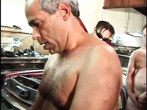 Un groupe de mecs baise la blonde excitée dans une orgie xHamster