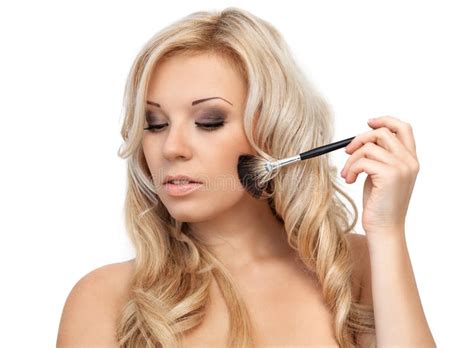 Portrait D une Belle Fille Blonde Avec La Brosse De Maquillage Image stock Image du beauté