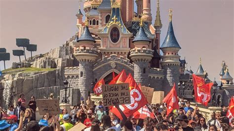 Caos En Disneyland París Trabajadores Tomaron El Icónico Castillo Para