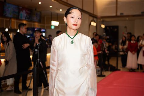 Thảm đỏ hot nhất hôm nay Chi Pu sang chảnh như tiểu thư tài phiệt Phương Oanh Shark Bình