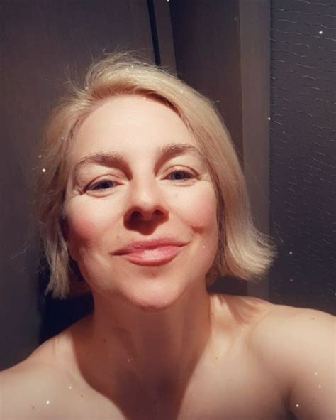 Une Femme M Re Blonde Et Sexy Exhibe Son Incroyable D Collet Et Ses Grosses Fesses Rondes