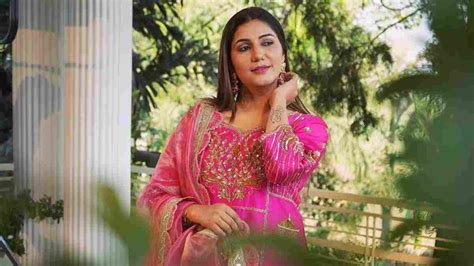 Bold And Hot Looks Of Sapna Choudhary Dance Video Goes Viral On Social Media