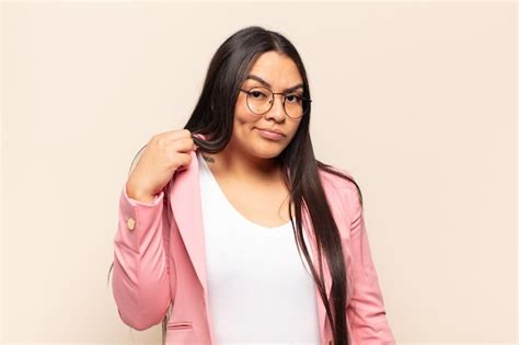 Mujer latina joven que parece arrogante exitosa positiva y orgullosa apuntando a sí misma