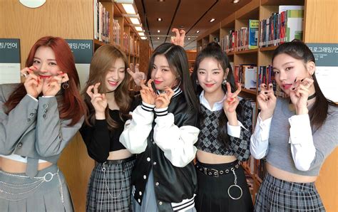 ITZY K-Pop Group HD Wallpaper for Desktop