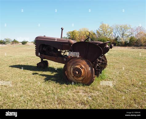 Rusty old farm tractor hi-res stock photography and images - Alamy