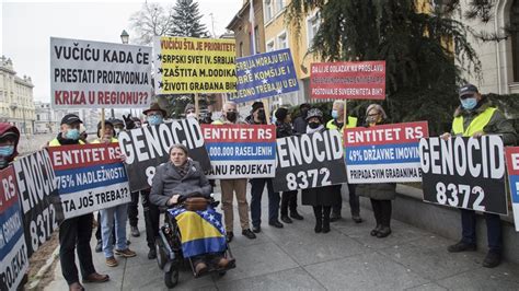 Mirni protest građana ispred Ambasade Srbije u Sarajevu Srbija