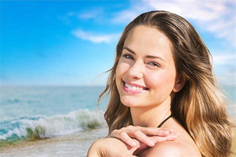 Premium Photo Suntan Lotion Woman Applying Sunscreen Solar Cream