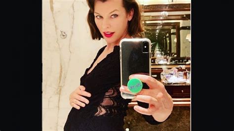 Milla Jovovich incinta del terzo figlio a 43 anni Alla mia età è