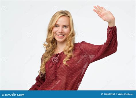 Jonge Blonde Vrouw Glimlacht Gelukkig En Zegt Hallo Hi Of Dag Stock Afbeelding Image Of