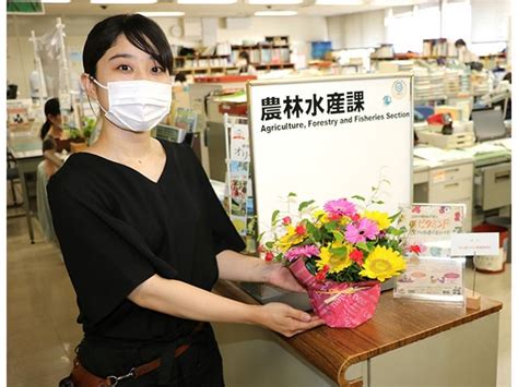 県産花きの魅力知って 8市4町にフラワーアレンジメント 県などが需要回復へ展示（四国新聞）