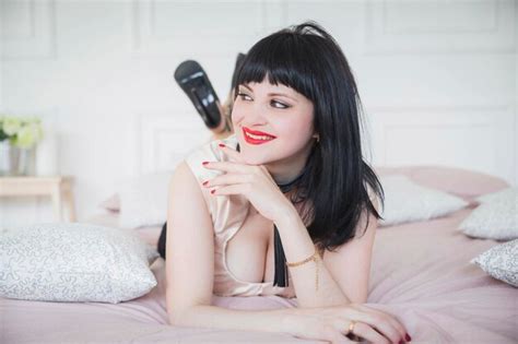 Premium Photo Attractive Brunette Smiling While Lying On Bed