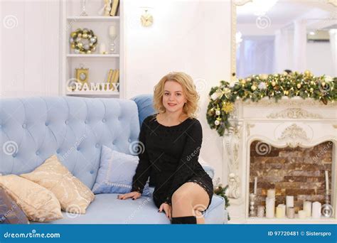 Prachtige Jonge Blonde Vrouwen Glimlachende En Stellende Zitting Op Laag Stock Afbeelding