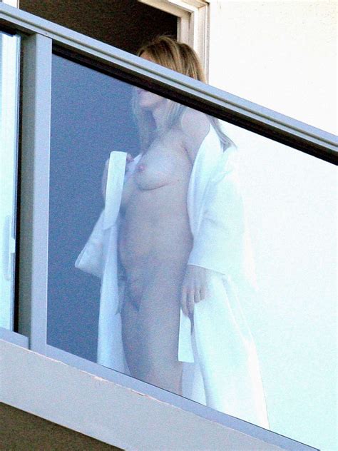 Naomi Watts Exposing Her Nice Big Tits And Pussy To Paparazzi And Posing In Biki Porn Pictures