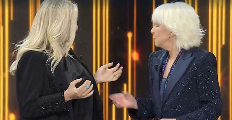 Mara Venier siparietto hot e stoccata alla Goggi Io senza seno Il mio è vero