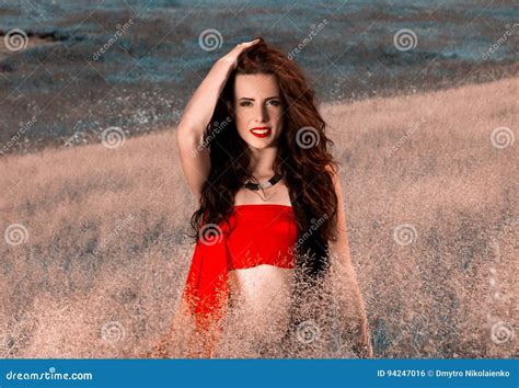 Magentarotes Portr T Der Kunst Des Sinnlichen M Dchens Der H Bschen Mode Des Brunette Jungen