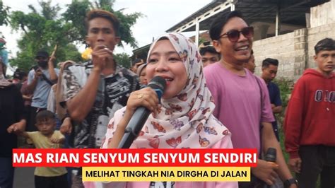 Nia Dirgha Memang Jago Bikin Semua Tertawa Di Jalanan Dengan Tingkahnya