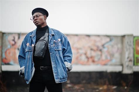 Uomo Afroamericano In Giacca Di Jeans Berretto E Occhiali Contro Il
