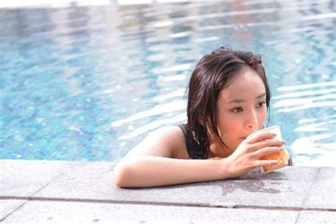 Dương Mịch kể khổ khi diện bikini ngâm nước giữa trời độ