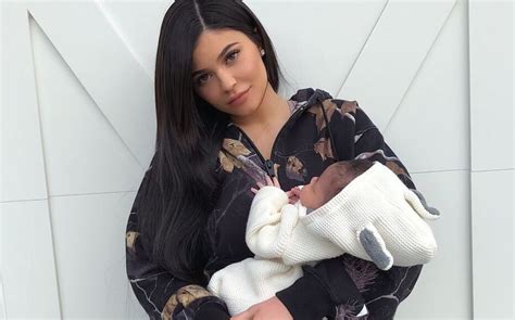 Kylie Jenner pose avec sa fille Stormi pour fêter son premier mois Le